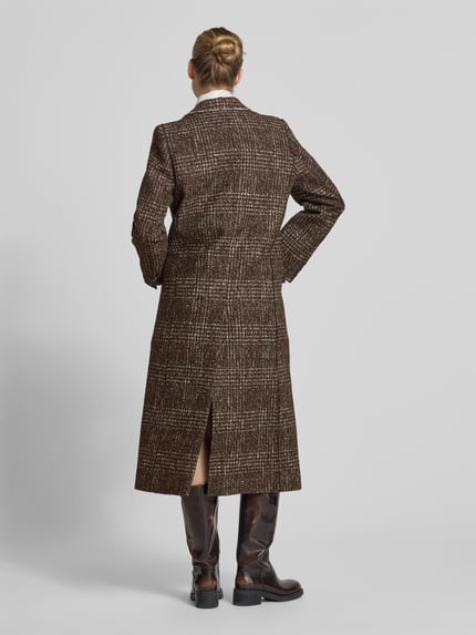 Frauenmodel trägt Regular Fit Mantel mit Woll-Anteil von Iro in Braun mit Karomuster, Reverskragen, Pattentaschen, Material-Mix, Ganzkörperansicht Rückansicht.