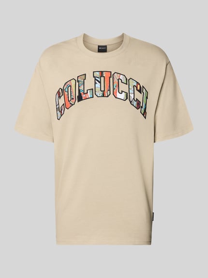 Mannenmodel draagt T-shirt met 1/2-mouwen van COLUCCI, puur katoen, recht model, ronde hals, ruglengte maat M 72 cm. Vooraanzicht.