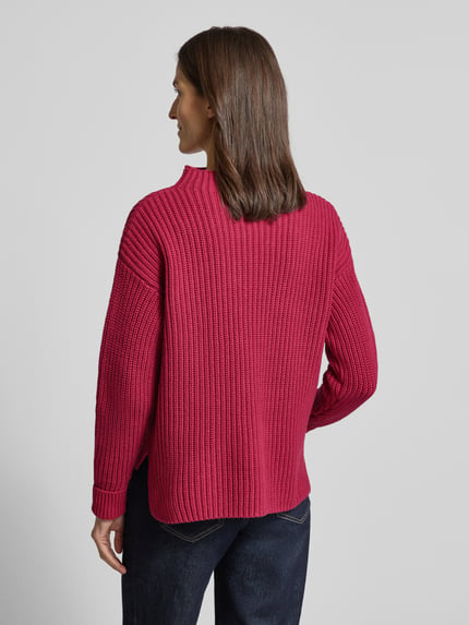 Kobiece modelka nosi Regular Fit półgolf sweter z mieszanki bawełny model 'SELMA' od Selected Femme, efekt: jednolity kolor, z fakturą, gruby ścieg, długi rękaw, prążkowane zakończenia, widok na całą sylwetkę z tyłu.