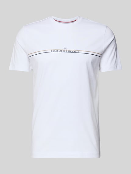 Produktfoto, Regular Fit T-Shirt mit Logo-Print von Christian Berg Men, biała bawełna, krój regular fit, okrągły dekolt, długość tyłu w rozmiarze M: 70 cm