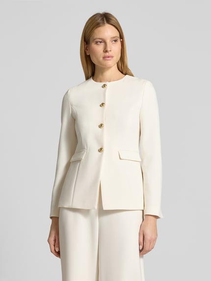 Kobiece modelka nosi Żakiet z ozdobnymi guzikami od Jake*s Collection, mieszanka materiałów z dodatkiem wiskozy, krój regular fit, okrągły dekolt, kieszenie z patką, długość tyłu w rozmiarze 36: 64 cm, szerokość w rozmiarze 36: 44 cm, długość rękawów w rozmiarze 36: 63 cm, jasny kolor, gładka tekstura, przód, zbliżenie na górną część ciała.