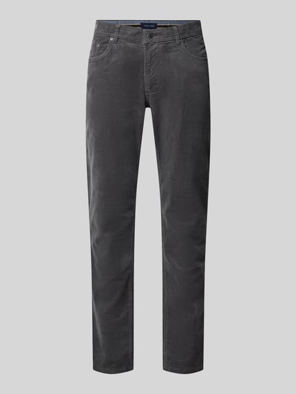 Produktfoto, Cordhose aus Baumwoll-Mix im 5-Pocket-Design von Christian Berg Men in Grau, schmale Passform, dezente Struktur, sichtbarer Knopf- und Reißverschluss, Taschen im 5-Pocket-Stil, Herrenhose, Slim Fit, glatte Textur.