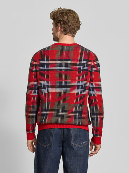 Mannelijk model draagt Oversized Pullover aus reinem Kaschmir van Christian Berg Men in rood geruit patroon, elastische boorden, ruglengte maat M 72 cm, mouwlengte maat M 68 cm, oversized fit, ronde hals, gebreide textuur, geheel lichaamsaanzicht achteraan.