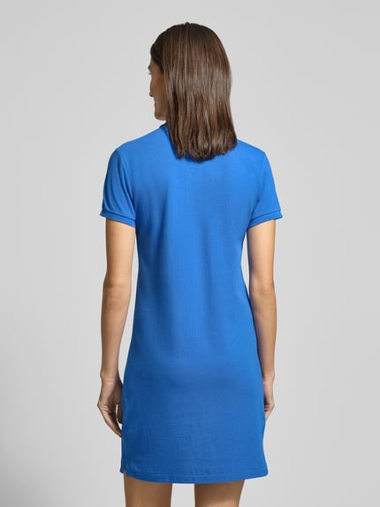 Frauenmodel trägt Regular Fit Minikleid mit Logo-Stitching Modell 'Polo' von Polo Ralph Lauren in Blau, reine Baumwolle, Ganzkörperansicht Rückansicht.