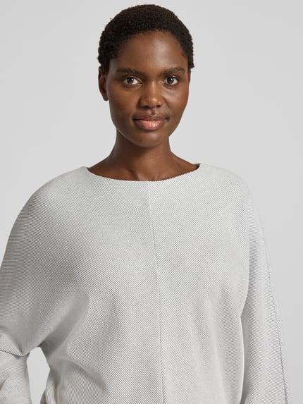 Vrouwenmodel draagt Sweatshirt met U-Boot-hals model 'Kerika' van someday., katoenmix, loose fit, wit met fijne textuur, close-up bovenlichaam.