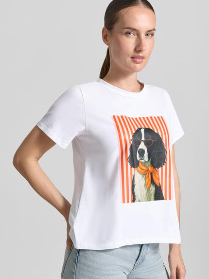 Vrouwenmodel draagt t-shirt met motiefprint Model 'Do44g' van ZABAIONE, mix van katoen en elastaan, regular fit, ronde hals, ruglengte maat S 59 cm, vooraanzicht bovenlijf