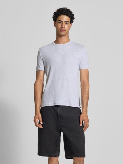 Männermodel trägt T-Shirt in Feinripp mit Rundhalsausschnitt von REVIEW aus Baumwoll-Mix mit Stretch-Anteil, Slim-Fit, Label-Detail, Hellgrau, glatte Textur, Rückenlänge bei Größe M 64 cm, Ganzkörperansicht von vorne.
