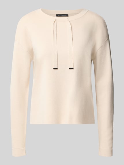 Produktfoto, Pullover mit Kordel-Detail von BETTY BARCLAY, kremowy, długi rękaw, krój regular fit, dzianinowa faktura, dekolt okrągły, długie rękawy z wywiniętym brzegiem, rozcięcie na dole, przeszycia, długość longline, sznurek, ramiona obniżone