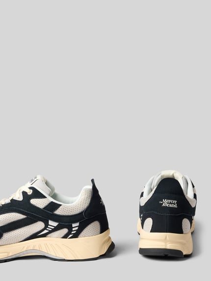 Produktfoto, Sneaker aus Leder-Textil-Mix Modell 'The Re-Run Vintage' von The Mercer, Farbkombination aus Schwarz, Beige und Weiß, Materialmix mit abgerundeter Spitze, sichtbarer Schnürung und Profilsohle, Kontext: Herren Sneaker, Absatzhöhe 4 cm, Schafthöhe 9 cm, Schaftweite 8 cm
