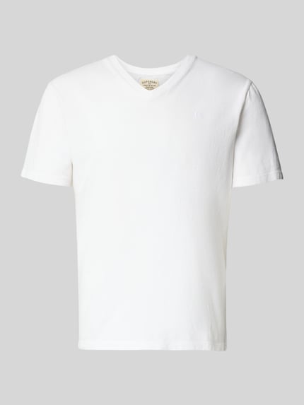 Produktfoto, weißes T-Shirt aus Baumwoll-Leinen-Mix mit V-Ausschnitt, Regular Fit, feines Stitching, Rückenlänge 68 cm, Superdry