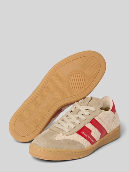 Produktfoto, Low Top Sneaker mit Rindsleder-Anteil von Marc O'Polo in Beige und Rot, runde Schuhspitze, flache Sohle, unifarbene Optik, Struktursohle, Glattleder, Veloursleder und Teddyfell, Label- und Logo-Prägung, seitliche Schnürung.