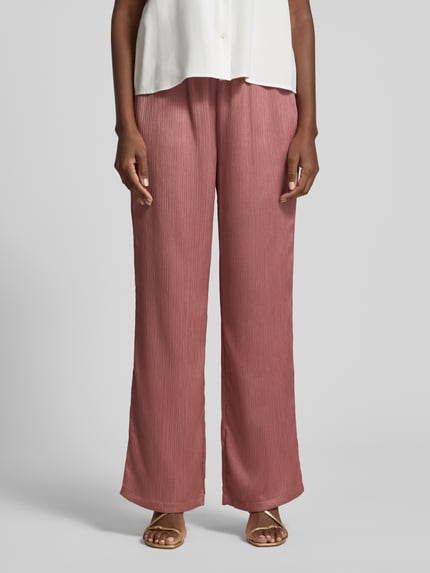 Vrouwenmodel draagt Hose mit Kordelzug Modell 'Francesca' van GUIDO MARIA KRETSCHMER WOMAN in roze met uitlopende fit, elastische tailleband, textuur met fijne ribbels, volledige lichaamsweergave van voren.
