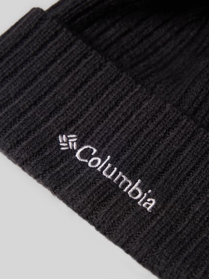Produktfoto, schwarze Mütze in Strick-Optik Modell 'COLUMBIA' von Columbia mit Logo-Detail und fixiertem Saum auf hellem Hintergrund