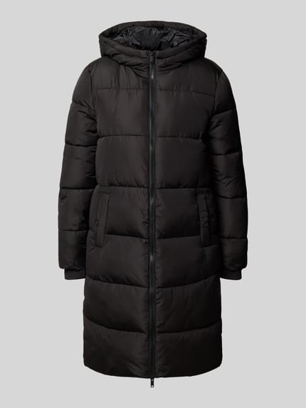 Produktfoto, Puffer Coat mit Kapuze von PIECES in einfarbigem Schwarz, Longline-Schnitt, Steppstruktur, seitliche Taschen, sichtbare Teilungsnähte.