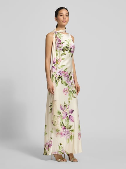 Frauenmodel trägt Maxikleid aus Satin mit Schal Modell 'Ariane' von Forever New, Allover-Look in Creme mit Blumenmuster, Figurbetont, Rückenlänge 150 cm, Brustweite 30 cm, Ganzkörperansicht von vorne.