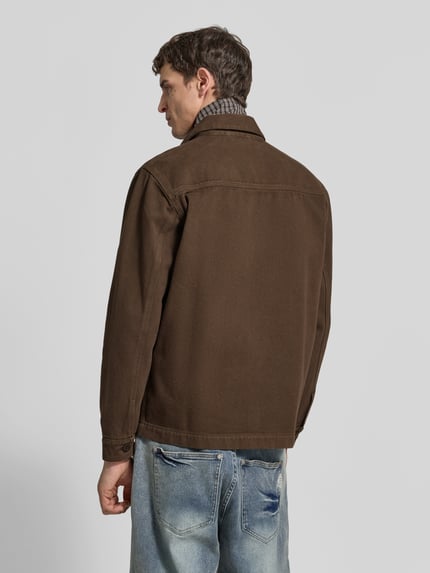 Męski model nosi Regular Fit Hemdjacke aus Baumwolle od Forét, brązowa bawełna, kontrastowe przeszycia, długie rękawy, szerokość w rozmiarze M: 46 cm, długość tyłu: 73 cm, długość rękawa: 66 cm, zdjęcie całej sylwetki z tyłu.