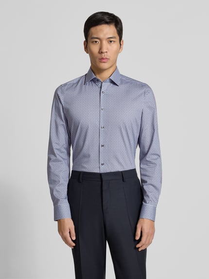 Männermodel trägt Slim Fit Businesshemd aus Baumwolle mit Kentkragen von OLYMP Level Five, fein gemustert, Ganzkörperansicht von vorne. Herren Businesshemd, Reine Baumwolle, Slim Fit, Kentkragen, Knopfleiste, Rückenlänge 80 cm, Schulterbreite 44 cm, Ärmellänge 68 cm.