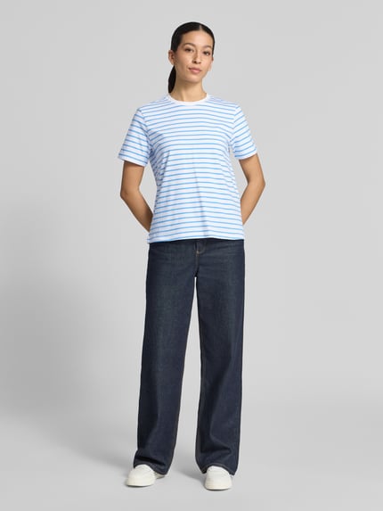 Frauenmodel trägt Damen T-Shirt mit Rundhalsausschnitt Modell 'NORA' von Vila im Baumwoll-Mix mit Stretch-Anteil, Gerader-Schnitt, weiße und hellblaue Streifen, Rückenlänge bei Größe S 57 cm, Ganzkörperansicht von vorne.