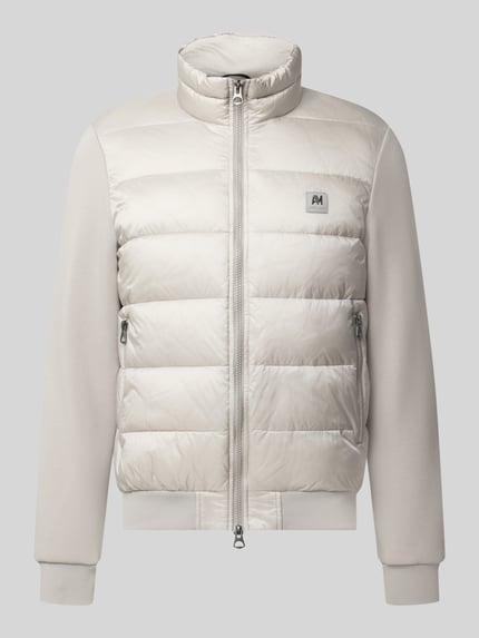 Produktfoto, Jacke mit Label-Patch und Stehkragen von Antony Morato, krój slim fit, kolor jasnoszary, dwukierunkowy suwak, boczne kieszenie na suwak, elastyczne wykończenia, długość tyłu w rozmiarze 50: 67 cm, szerokość ramion w rozmiarze 50: 48 cm, szerokość klatki piersiowej w rozmiarze 50: 56 cm, długość rękawa w rozmiarze 50: 67 cm, gładka tekstura z matowym wykończeniem