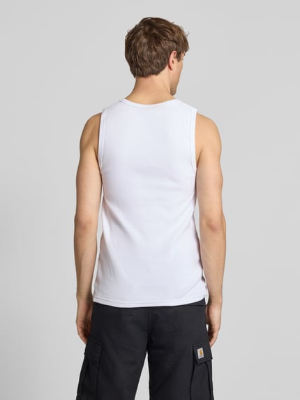 Männermodel trägt Tanktop mit Logo-Stitching und Rundhalsausschnitt von Pegador aus Baumwoll-Mix mit Stretch-Anteil, Körpernaher-Schnitt, Feinripp, Rückenlänge bei Größe M 69 cm, Ganzkörperansicht Rückansicht.