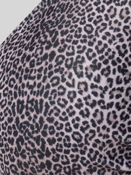 Frauenmodel trägt Bikini-Oberteil mit rückseitiger Schnürung Modell 'BAOMI' von Pieces, Optik:Allover-Muster, Nahaufnahme Oberkörper