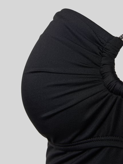 Frauenmodel trägt Tankini-Oberteil mit Neckholder in Gliederketten-Optik von Michael Kors, schwarzer Material-Mix mit Stretch, Nahaufnahme Oberkörper