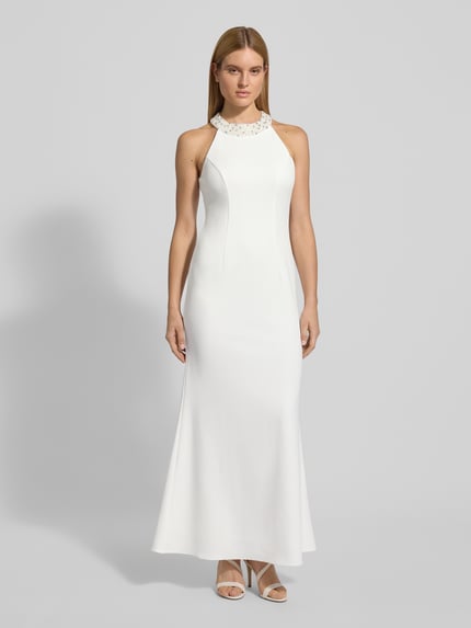 Frauenmodel trägt Abendkleid mit Neckholder von Adrianna Papell, weiß, taillierter Schnitt, Material-Mix mit Stretch-Anteil, Ganzkörperansicht von vorne.