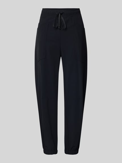 Produktfoto, schwarze Barrel Fit Hose mit Tunnelzug und Eingrifftaschen Modell 'JUNE' von Cambio, Material-Mix mit Stretch-Anteil