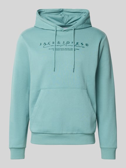 Produktfoto, Hoodie mit Label-Print von Jack & Jones in Hellblau, Baumwoll-Mix, lockerer Schnitt, Kapuze, Känguru-Tasche, gerippte Abschlüsse.