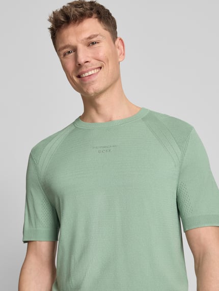 Męski model nosi Regular Fit Pullover aus Modal-Mix mit Seiden-Anteil Modell 'SPIRIT70' von BOSS, efekt: jednolity kolor, krój regular fit, naszywka z logo, okrągły dekolt, krótki rękaw, drobny splot, mieszanka modalu i jedwabiu, Ganzkörperansicht von vorne