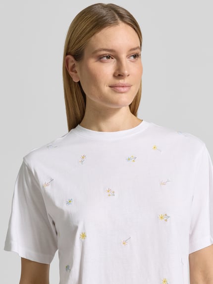 Frauenmodel trägt T-Shirt mit 1/2-Arm von Jake*s Casual aus reiner Baumwolle, locker geschnitten, Rundhalsausschnitt, Nahaufnahme Oberkörper
