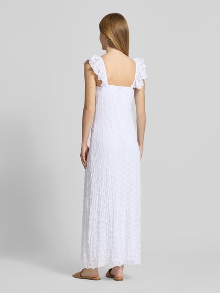 Vrouwenmodel draagt midi-jurk met kant en strikdetail van Gina Tricot, materiaalmix met stretch, nauwsluitend model, volants, ruglengte maat S 117 cm, borstwijdte maat S 32 cm, geheel wit met fijne textuur, rugaanzicht volledige lichaamsopname
