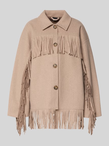Produktfoto, Relaxed Fit Jacke mit Umlegekragen von Gina Tricot in Beige mit Fransenbesatz und durchgängiger Knopfleiste, Damen, strukturierte Oberfläche. Rückenlänge 76 cm, Schulterbreite 56 cm, Brustweite 57 cm, Ärmellänge 54 cm für Größe S.