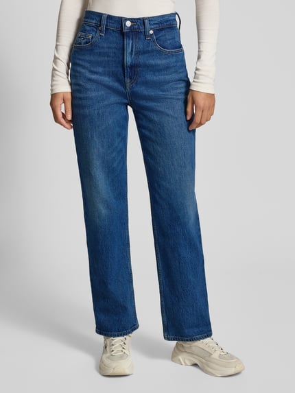 Frauenmodel trägt Straight Fit Jeans aus Baumwoll-Mix von Tommy Jeans in Melange-Optik, 5-Pocket-Design, Denim-Textur, Ganzkörperansicht von vorne.
