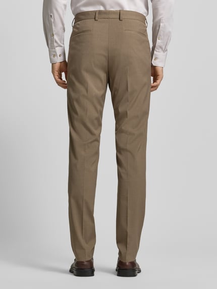 Männermodel trägt Regular Fit Anzughose mit Viskose-Anteil von s.Oliver BLACK LABEL in Melange, mit Bügelfalten, Gesäßtaschen, Chambray, Ganzkörperansicht Rückansicht.