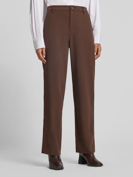 Vrouwenmodel draagt Straight Fit broek met steekzakken van Christian Berg Woman, bruin, met viscose, vooraanzicht van het hele lichaam. Bandwijdte maat 36: 38 cm, binnenbeenlengte maat 36: 78 cm.