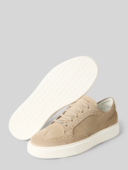 Produktfoto, Ledersneaker mit Lochmuster Modell 'POWELL SUEDE' von Antony Morato in Beige, strukturierte weiße Sohle, abgerundete Form, echtes Leder
