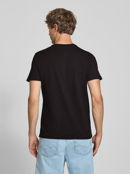 Mannenmodel draagt zwart Slim Fit T-Shirt uit puur katoen van Tommy Jeans, Heren t-shirt, effen, Ganzkörperansicht Rückansicht.