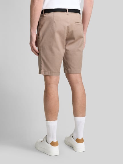Męski model nosi Regular Fit Chinoshorts aus Baumwoll-Mix von Tom Tailor Denim, bi-color, pasek, kieszenie, bawełniany miks, całkowity widok z tyłu.