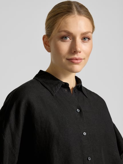 Frauenmodel trägt Regular Fit Bluse aus Leinen-Viskose-Mix Modell 'BISENAS' von BOSS Orange, schwarz, einfarbig, Nahaufnahme Oberkörper.