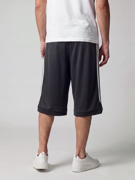 Mannenmodel draagt Sportshorts met zijsteekzakken van adidas Sportswear, look: effen, structuurpatroon, Logoprint, Galonstrepen, boord elastisch, steekzakken, materiaalverwerking: mesh, volledige lichaamsaanzicht achteraan.