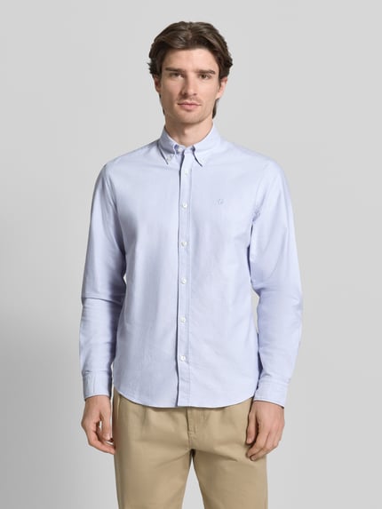 Männermodel trägt Regular Fit Freizeithemd aus reiner Baumwolle Modell 'LIAM' von BOSS, Optik: Unifarben, Piqué, Ganzkörperansicht von vorne.