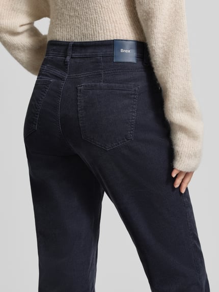 Frauenmodel trägt Schmale Hose aus Baumwoll-Lyocell-Mix Modell 'CAROLA' von Brax in Dunkelblau, Damen Schmale Hose, Detailaufnahme Rückansicht.