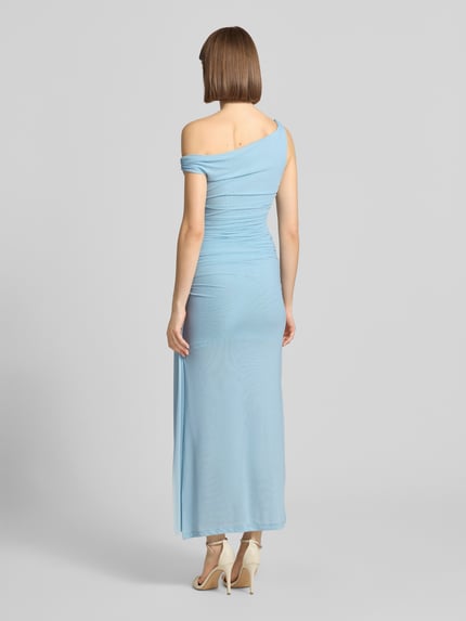 Frauenmodel trägt figurbetontes Maxikleid mit Drapierungen Modell 'LAYANA' von Bardot in Hellblau, Material-Mix mit Stretch-Anteil, Asymmetrischer-Look, Rückenlänge bei Größe S 130 cm, Brustweite 37 cm, Ganzkörperansicht Rückansicht.