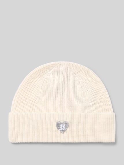 Produktfoto, Mütze mit Herz-Logo-Patch von HUGO in Creme, Strickoptik mit strukturierter Rippstrick-Oberfläche, unifarben, gerippter Bund