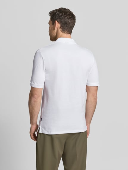 Męski model nosi Slim Fit Poloshirt mit Stitching von Jack & Jones Premium, biała bawełna, krój slim fit, haft, listwa guzikowa, długość tyłu w rozmiarze M: 70 cm, całkowity widok tyłu.