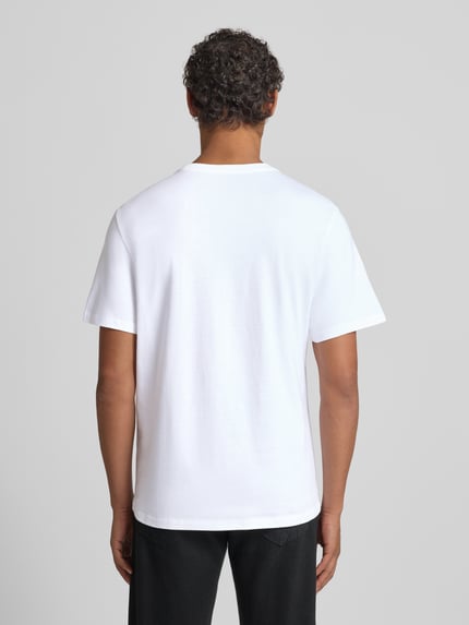 Männermodel trägt T-Shirt mit Label-Print und Rundhalsausschnitt von CK Calvin Klein aus reiner Baumwolle, Regular-Fit, Rückenlänge 72 cm, Ganzkörperansicht Rückansicht.