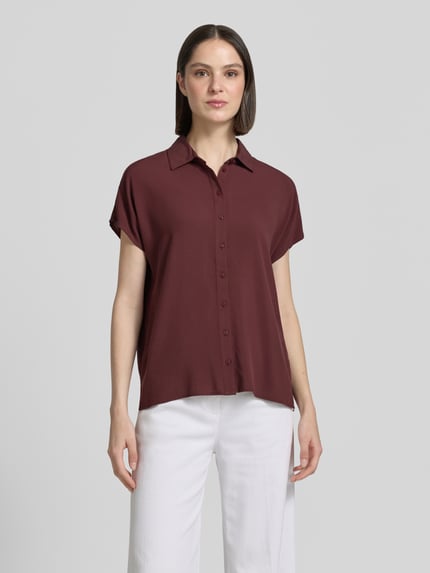 Vrouwenmodel draagt Relaxed Fit Bluse aus Viskose van Christian Berg Woman in bordeauxrood, zachte stof, met hemdkraag, knoopsluiting, kapmouw, ruglengte 63 cm, mouwlengte 17 cm, voorkant volledige lichaamsweergave.