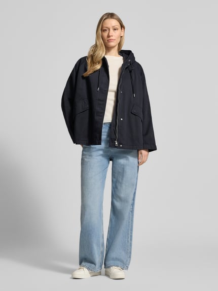 Frauenmodel trägt Regular Fit Jacke aus reiner Baumwolle von Marc O'Polo, Optik: Unifarben, Langarm, Kapuze mit Tunnelzug, seitliche Pattentaschen, abgerundeter Rumpfabschluss, Ganzkörperansicht von vorne.