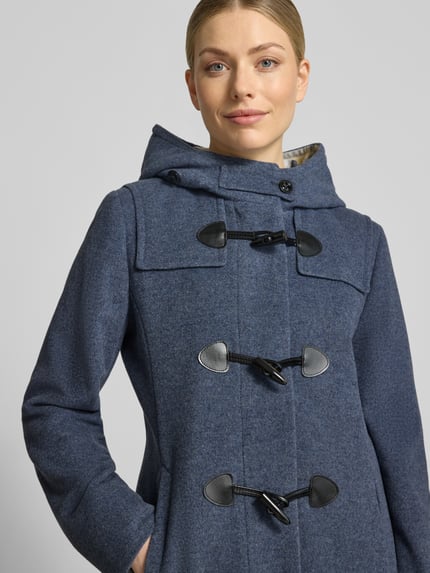 Frauenmodel trägt Regular Fit Dufflecoat aus Woll-Mix von Gil Bret in Blau mit Knebelverschlüssen, Nahaufnahme Oberkörper, Damen Dufflecoat von Gil Bret.